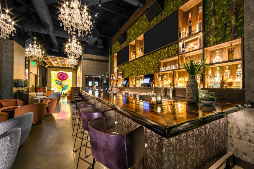 Modern lounge bar atmosphere at La Neta Cocina y Lounge